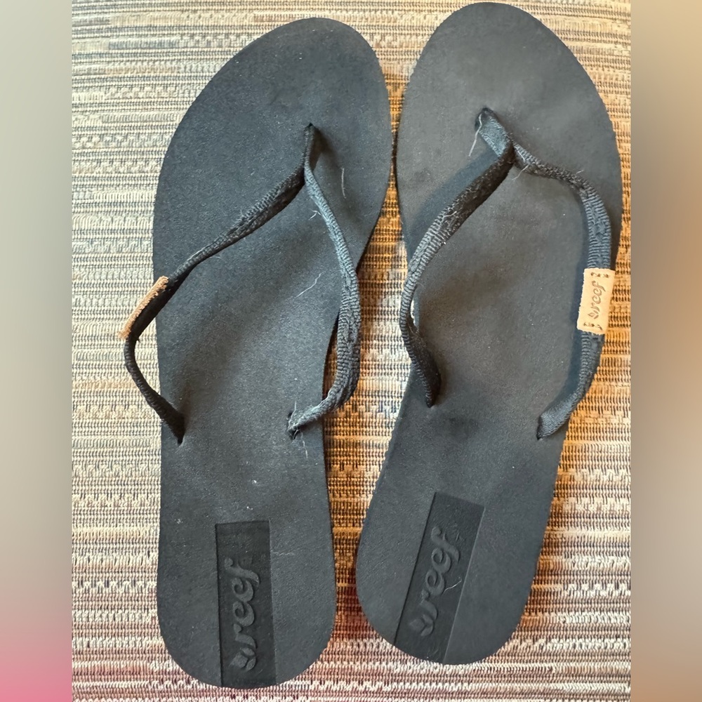 Reef Black Suede-Tag Flip Flops women’s 7 NWOT